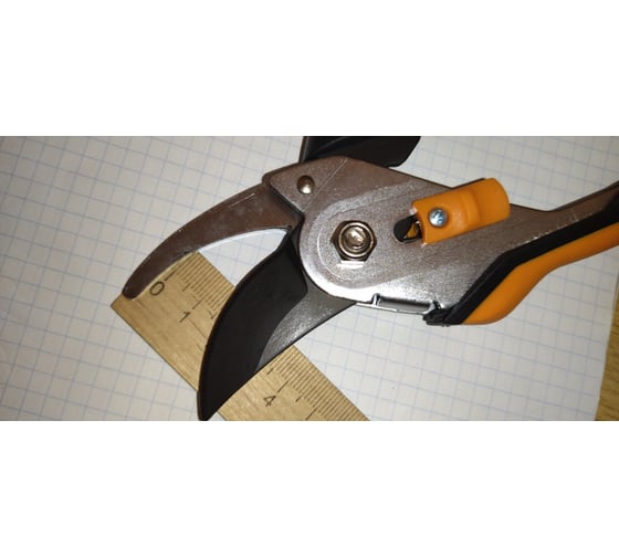 Секатор плоскостной метал. Fiskars Solid P331 1057163