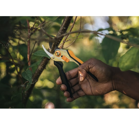 Секатор плоскостной метал. Fiskars Solid P331 1057163